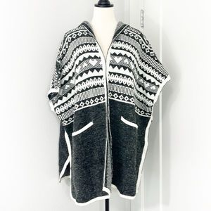 Before You Small Black, White Short Sleeve Poncho Knit Sweater with Pockets